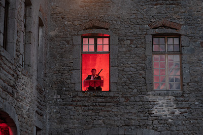 Concert depuis les fenêtres, Julien Abbes joue Cras Lucebit