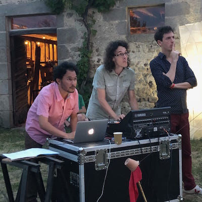 Concert depuis les fenêtres. Je fais la partie électronique et Camille et Florent la projection sonore