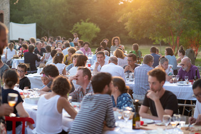 Une partie du publique dans le banquet, répos avant l'autre pièce