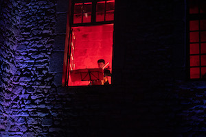 Askar Ishangaliyev dechaîné, Concert depuis les fenêtres
