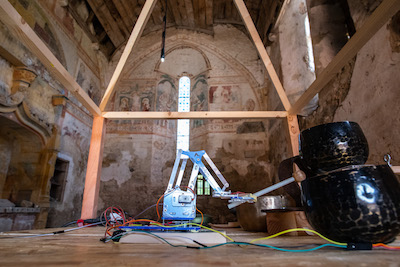 Automates dans la chapelle avec fresque du XIIème siècle